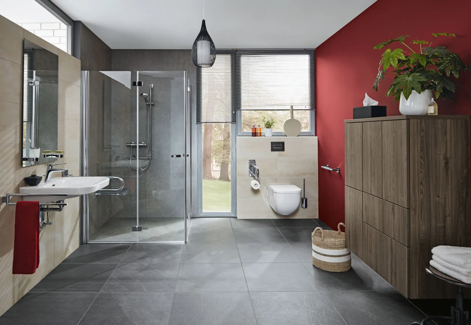 Barrierefreies Bad mit bodengleicher Dusche, Haltegriffen und ergonomischem Waschtisch