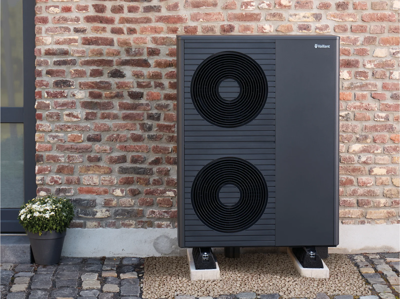 Vaillant Wärmepumpe an Ziegelwand – moderne Luft-Wasser-Wärmepumpe